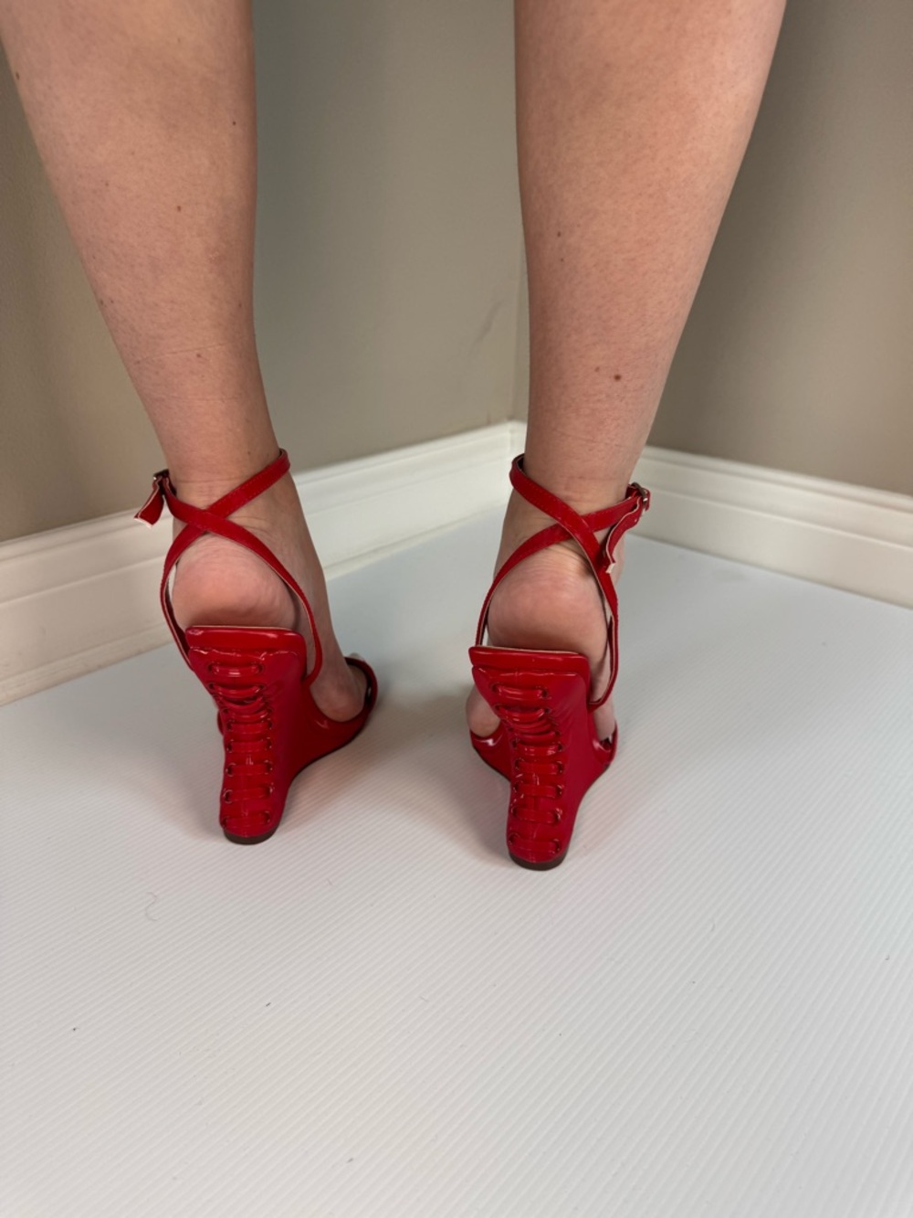 Azalea Wang Sawney Red Sculpted Wedge Heels Patent Ankle Strap Sandals Sz 7.5, 8 - Picture 3 of 7